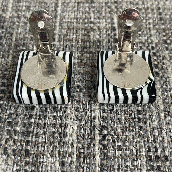 Black and white clip on earrings - Picture 3 of 3